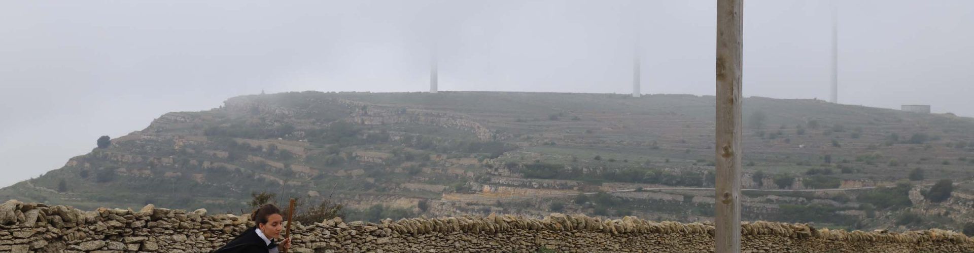 3 dones vesteixen capa i barret negre en la peregrinació a Sant Pere