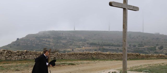 3 dones vesteixen capa i barret negre en la peregrinació a Sant Pere
