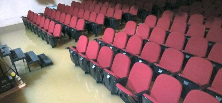 Casa de Cultura i baixos inundats després d’una forta tromba d’aigua a Vilafranca
