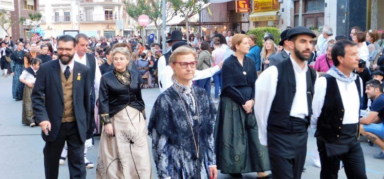 La desfilada final de la festa del Mercat a la Plaça, a Amposta en fotos