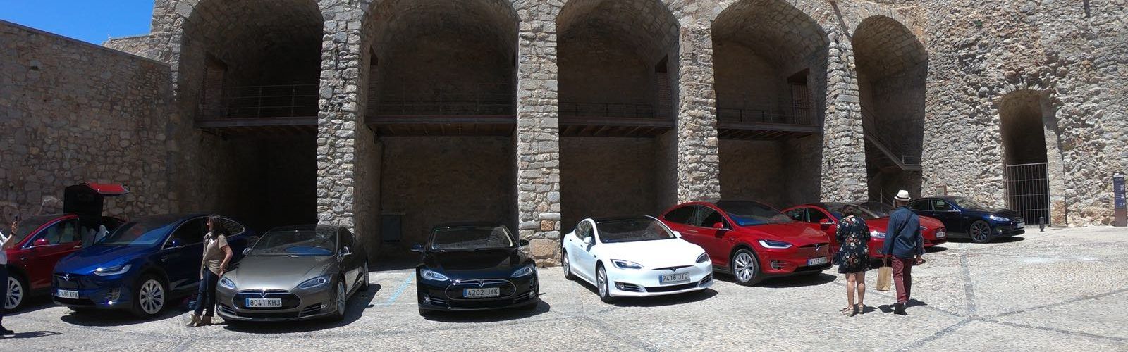 Los vehículos eléctricos se exhiben en Peñíscola