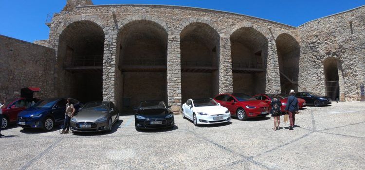 Los vehículos eléctricos se exhiben en Peñíscola