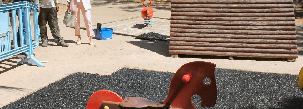 Peñíscola continúa con el mantenimiento de parques infantiles reponiendo el pavimento