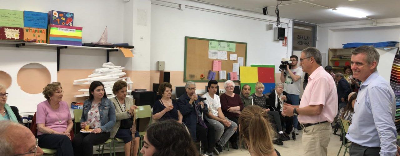 Alumnes de l’Institut Montsià fan acompanyament telefònic a majors de 70 anys