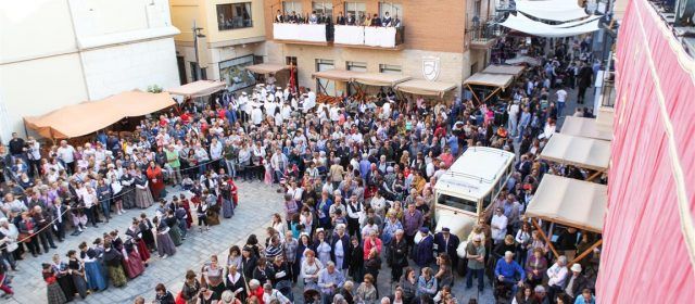 Lo Passeig, amb més de 700 participants, i un emotiu piromusical tanquen la X Festa del Mercat