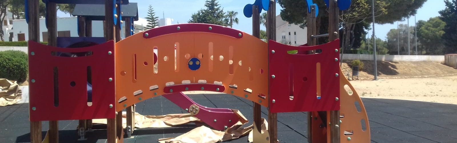 Comença la renovació dels parcs infantils d’Alcalà i Alcossebre i la instal·lació de gronxadors adaptats