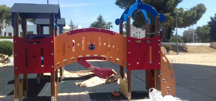 Comença la renovació dels parcs infantils d’Alcalà i Alcossebre i la instal·lació de gronxadors adaptats