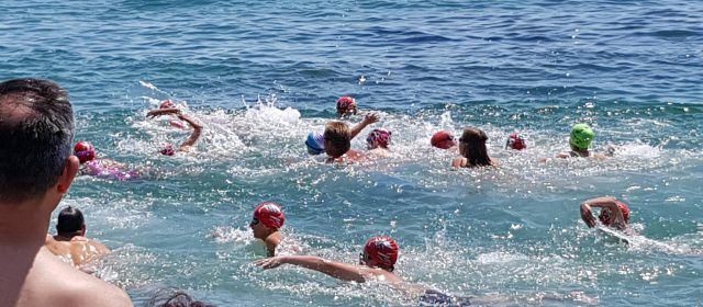 Els nadadors recorren la platja del Fortí