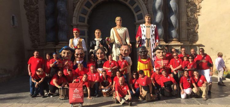 Els gegantons, batejats i estrenats amb la primera cercavila