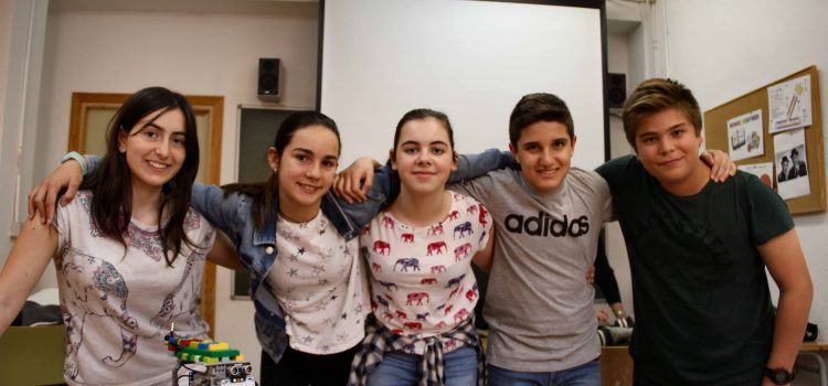Premi per a cinc joves vinarossencs en un concurs internacional de robótica