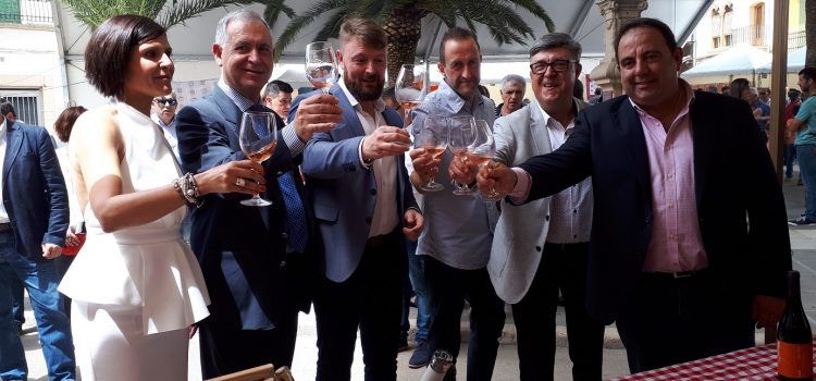 El president de GAL Maestrat-Plana Alta en la Fira de l’Oli de Canet