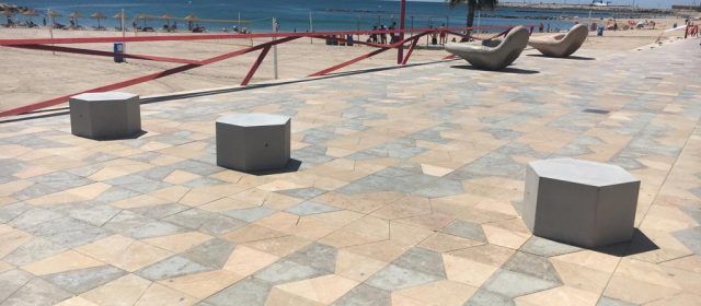 Obres i Serveis instal·la pivots de formigó al passeig marítim per augmentar la seguretat