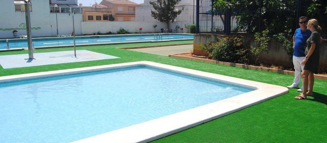 L’Ajuntament instal·la gespa artificial a la piscina municipal d’Alcalà, a petició dels usuaris