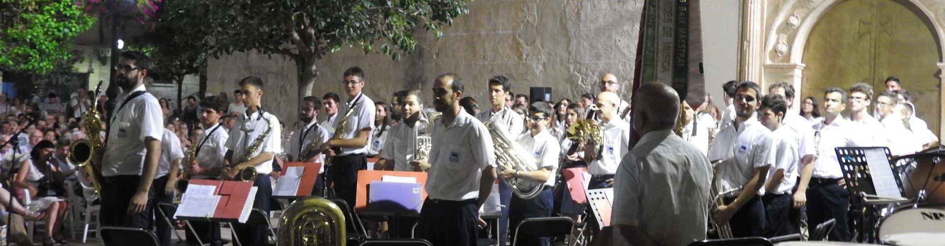 La Alianza ompli de música la placeta de la Capella de la Comunió