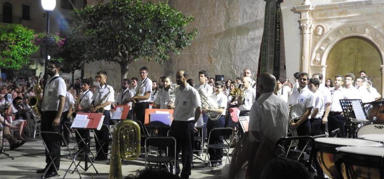 La Alianza ompli de música la placeta de la Capella de la Comunió