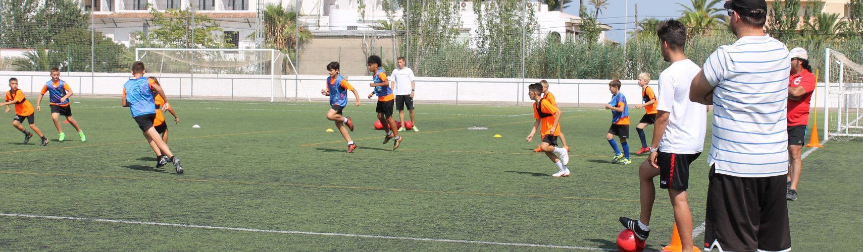 Los jugadores del Campus de Fútbol de Peñíscola realizan pruebas para prevenir el daño cardíaco