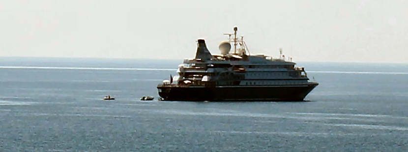 Peñíscola recibe la visita de un centenar de turistas a bordo del Sea Dream