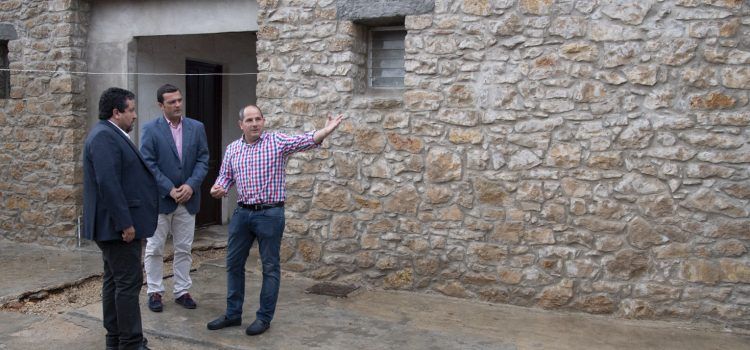 La Diputación colabora con Salzadella para transformar la casa cuartel en alojamientos turísticos