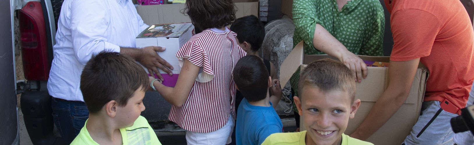 La Diputación lleva una furgoneta llena de libros para los niños de Castell de Cabres
