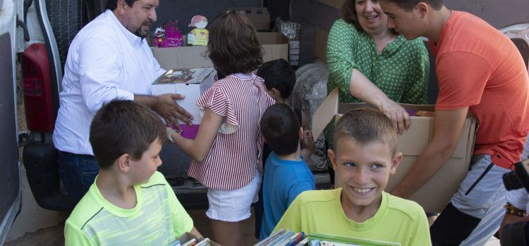 La Diputación lleva una furgoneta llena de libros para los niños de Castell de Cabres