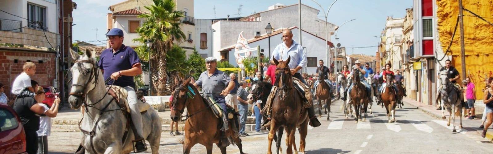 A peu, amb bici i menjant paella en les festes d’Albocàsser