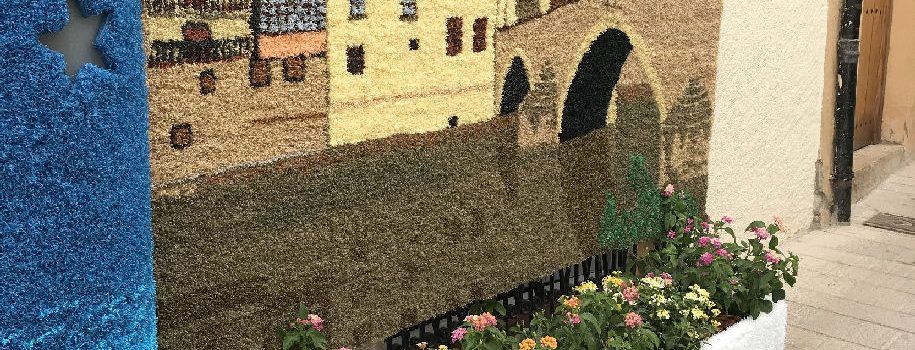 Miles de kilómetros de colorido papel rizado llenan las calles de Morella
