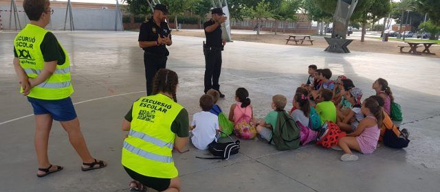 Els xiquets de l’Escola d’Estiu L’Illa participen en classes d’educació viària