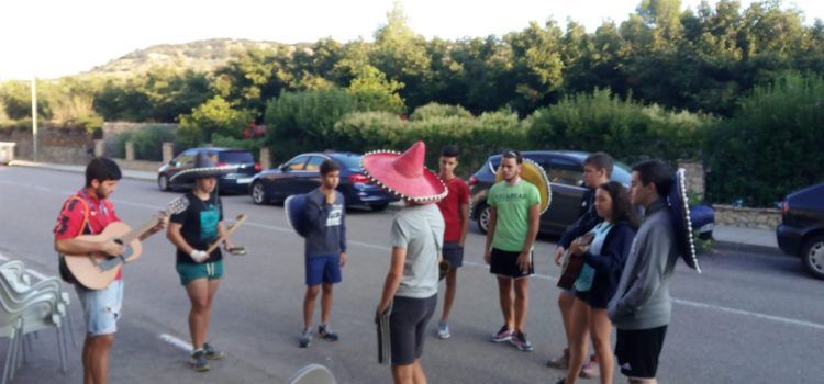 Els quintos de Benassal inicien La Volta als Masos