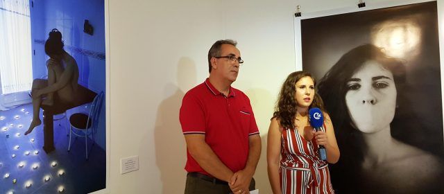Alba Mozas exposa muntatges fotogràfics del seu propi cos despullat