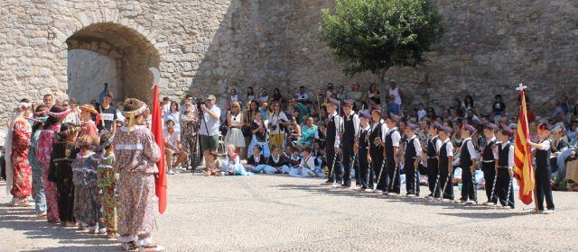 Peñíscola homenajea a sus mayores con los bailes tradicionales