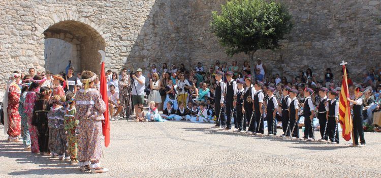 Peñíscola homenajea a sus mayores con los bailes tradicionales