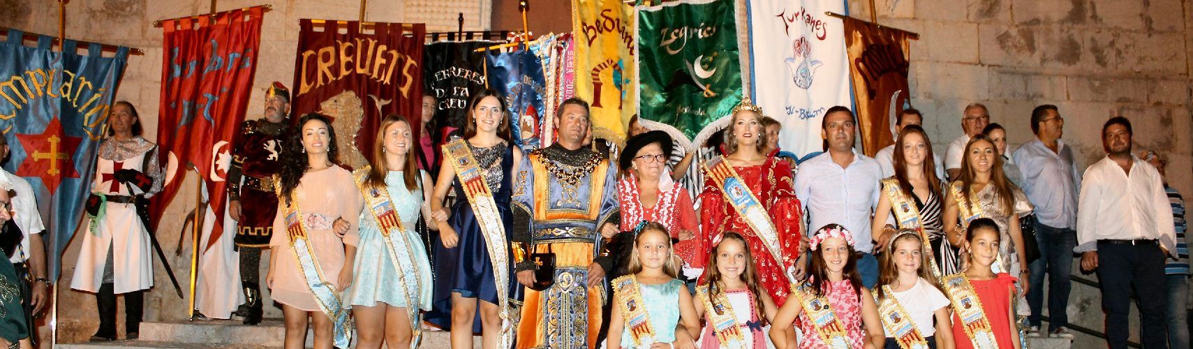 La Asociación Cultural de Moros i Cristians de Peñíscola celebra la misa de estandartes