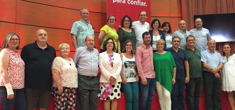Ernest Blanch y representantes de Càlig, en la Festa de la Rosa