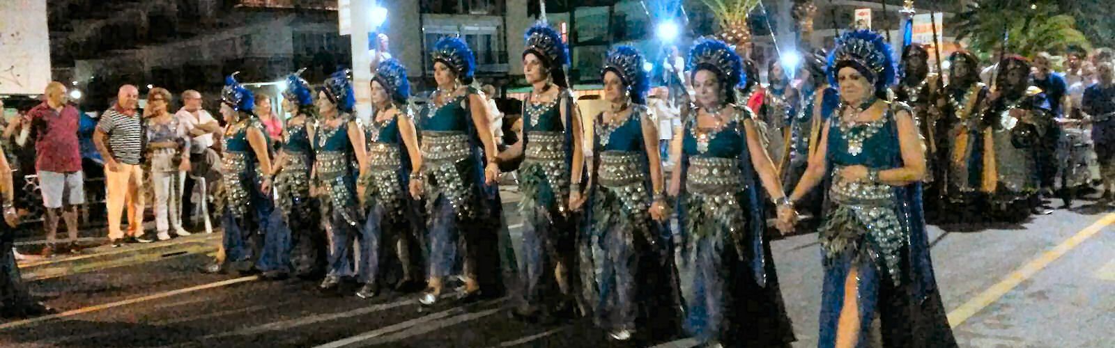 La lluvia retrasa pero no impide el desfile de moros y cristianos de Peñíscola