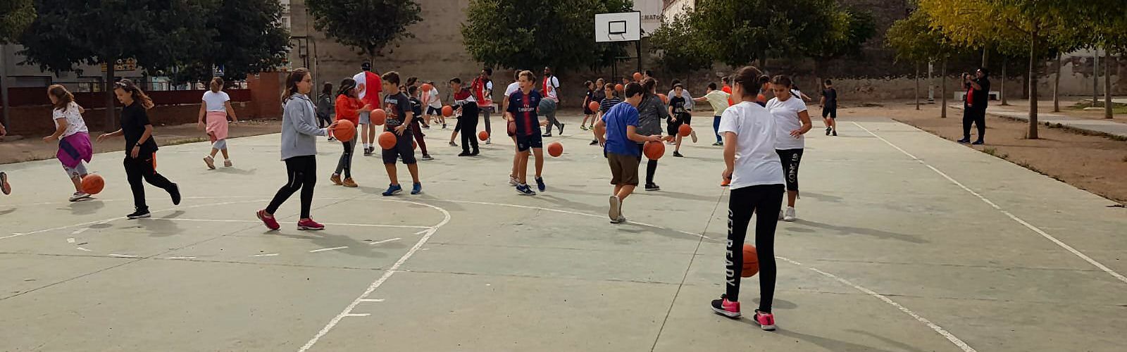 Jugadors americans de bàsquet visiten el col·legi Assumpció