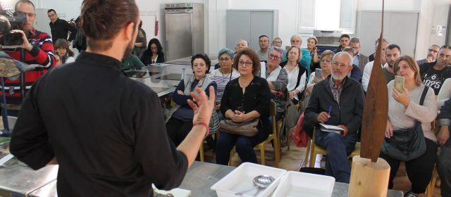 El cuiner Albert Guzmán presenta a EbreTerra noves propostes culinàries fetes amb cranc blau