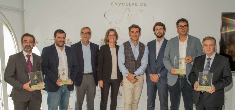 Morella recibe una placa conmemorativa de manos de Ferrero Rocher