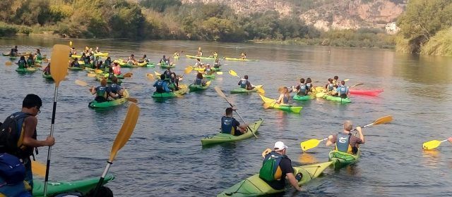 Un centenar de persones dels campus de la URV, en la quarta Piraguada pel riu Ebre