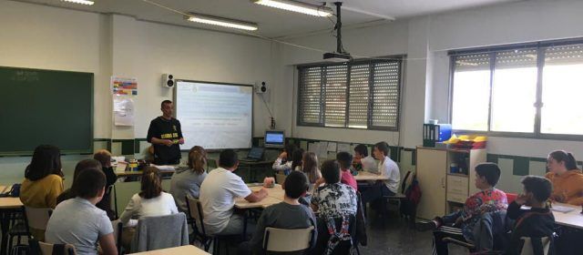 Xerrada al CEIP Assumpció sobre els perills a Internet