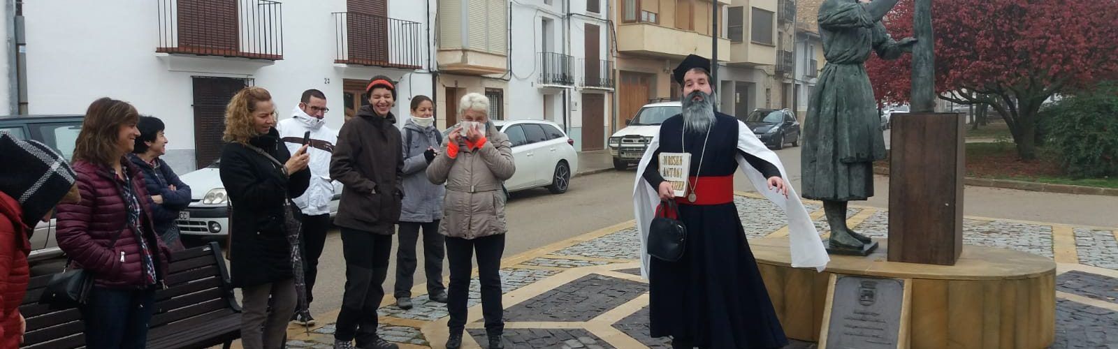 Mossèn Antoni Messeguer acompanya a vilafranquins i visitants en un passeig per la història de la localita