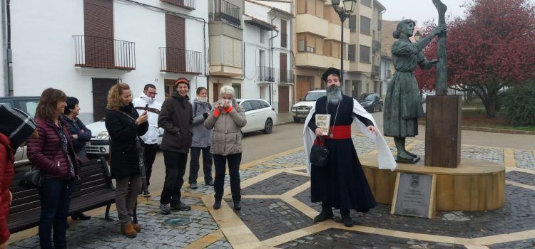Mossèn Antoni Messeguer acompanya a vilafranquins i visitants en un passeig per la història de la localita