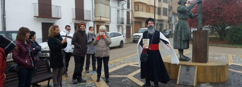 Mossèn Antoni Messeguer acompanya a vilafranquins i visitants en un passeig per la història de la localita