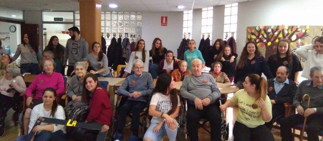 Intercanvi generacional entre els usuaris del Centre de Dia i alumnes de l’IES Ramon Cid de Benicarló