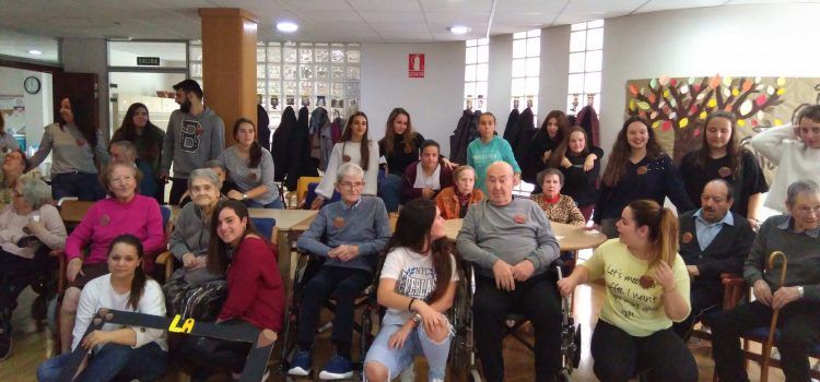 Intercanvi generacional entre els usuaris del Centre de Dia i alumnes de l’IES Ramon Cid de Benicarló