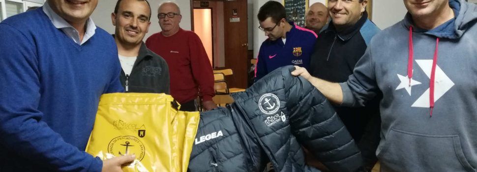 L’Ajuntament de Peníscola col·labora amb la Confraria de Pescadors en l’etiquetat del peix de subhasta i la indumentària de treball dels mariners