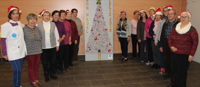 Els alumnes del curs d’entrenament de la memòria de Sta. Magdalena donen un arbre de Nadal per a l’Edifici Social
