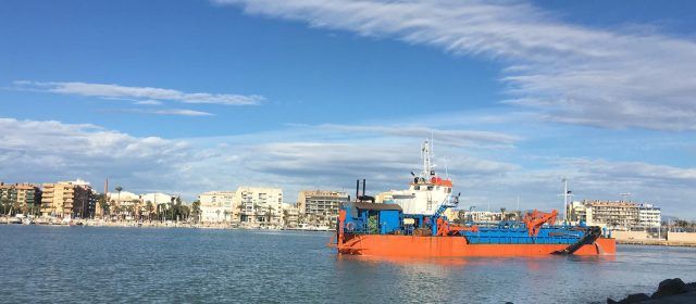 La Generalitat draga el port de Benicarló per a recuperar els calats de servei