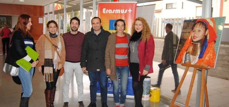L’Ajuntament d’Alcalà-Alcossebre consciència sobre la violència de gènere i recalca el suport a les víctimes