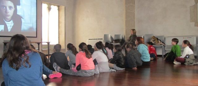 Els escolars benicarlandos visiten l’exposició «Drets d’una infància refugiada»