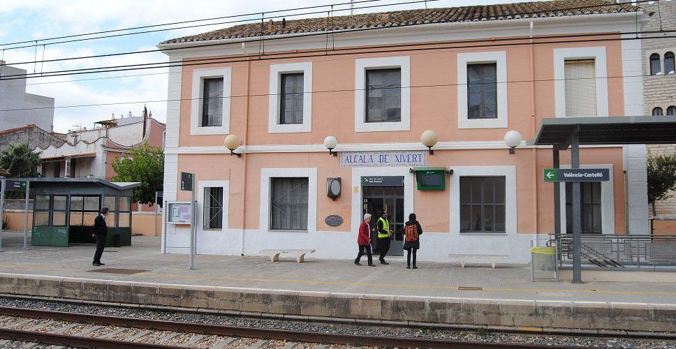 ADIF es compromet a resoldre l’accessibilitat de l’estació d’Alcalà en un termini de mesos